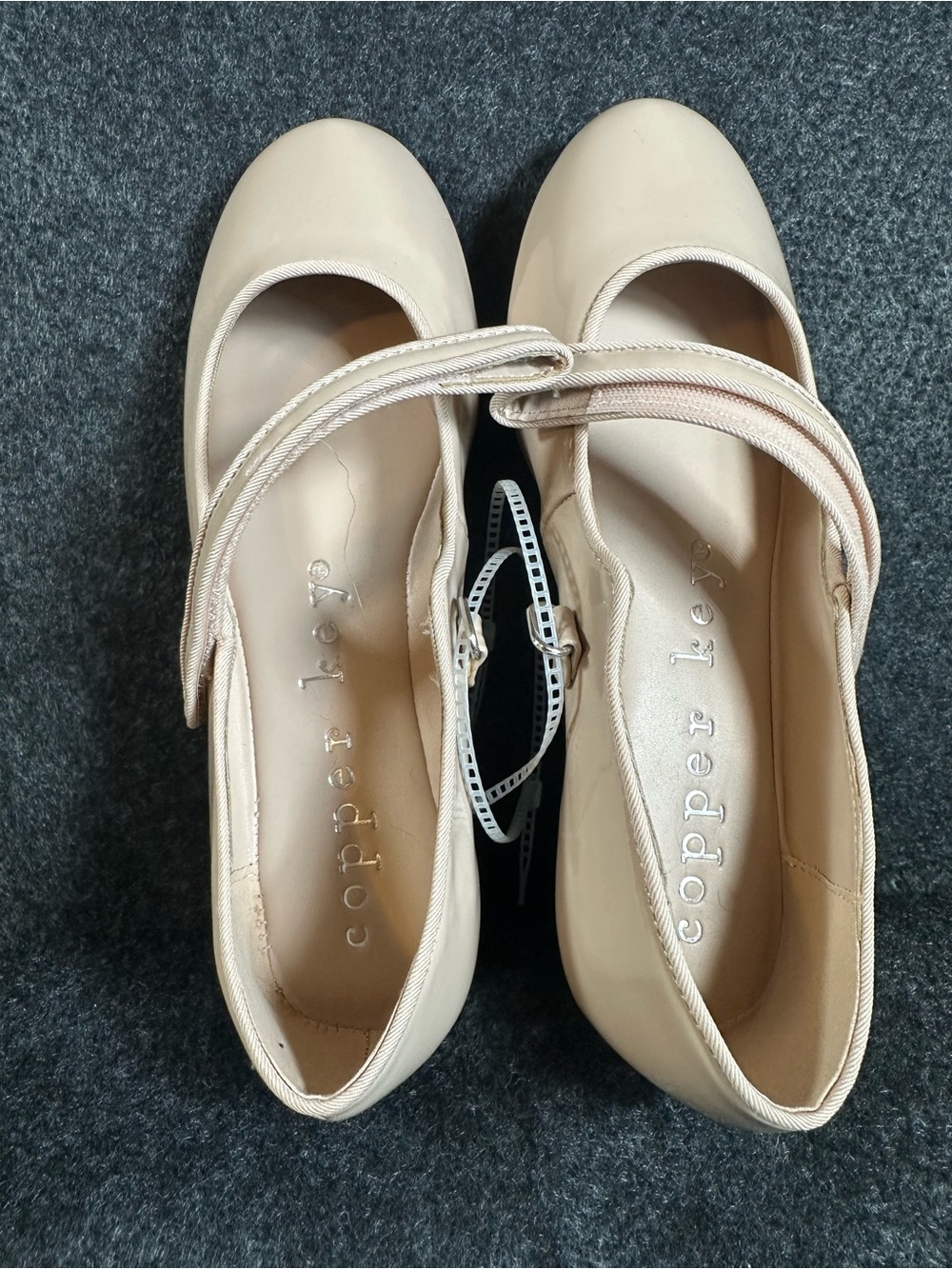 Copper Key Girls Beige Patent Leather Mary Jane Dress Shoes Size 5